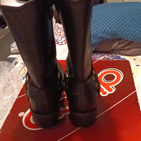 Boots - Picture 5 of 8